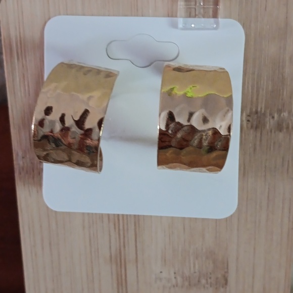 Collection of 10 sets of Gold Tone Post Earrings - Picture 10 of 13